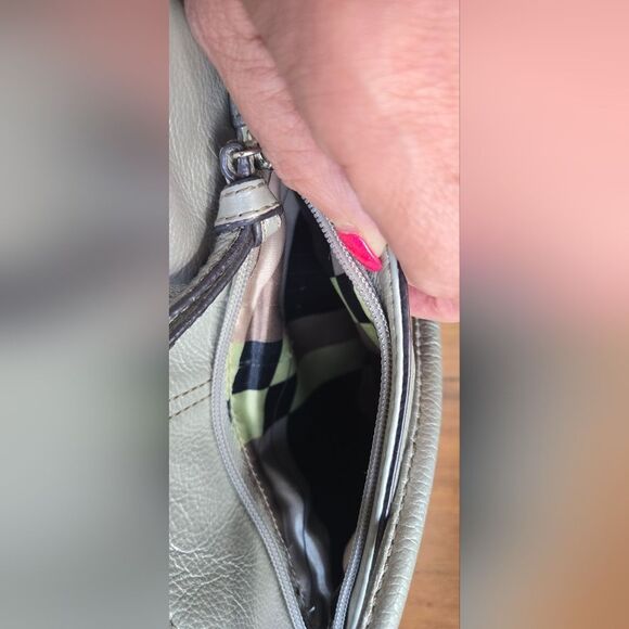 Tignanello Silver Pebbled Italian Leather Crossbody Bag In Excellent Condition. - Picture 14 of 15